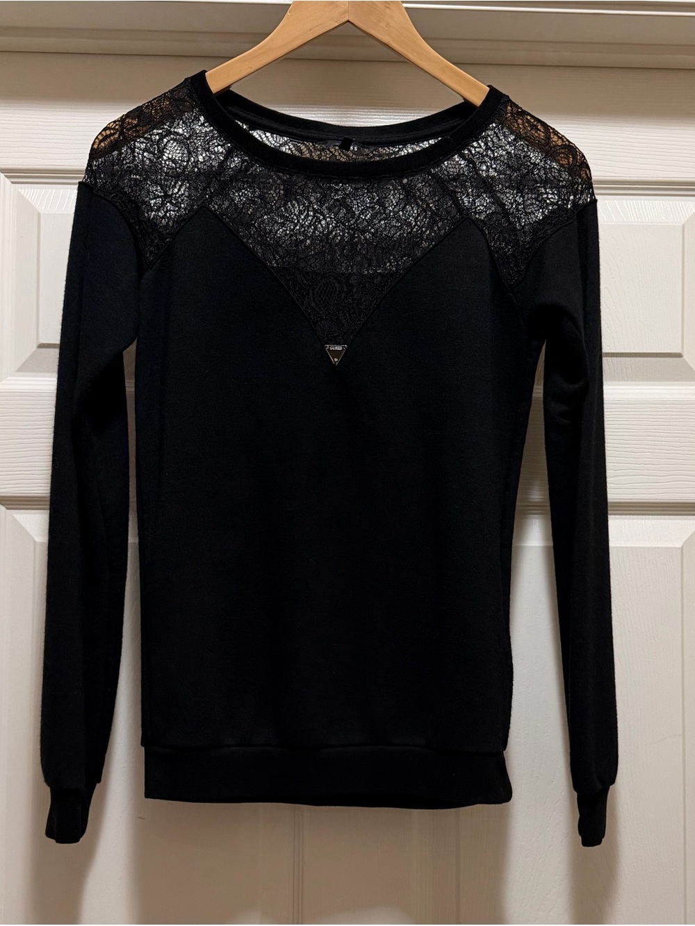Women’s Guess Long Sleeve Black Knit Lace Shoulder Lightweight Sweater Top Sz XS